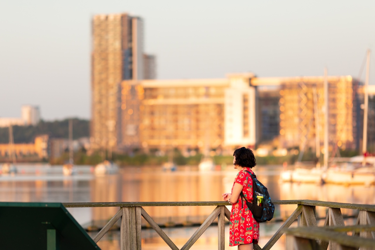 Eine Frau mit Blick auf den Hafen von Cardiff
