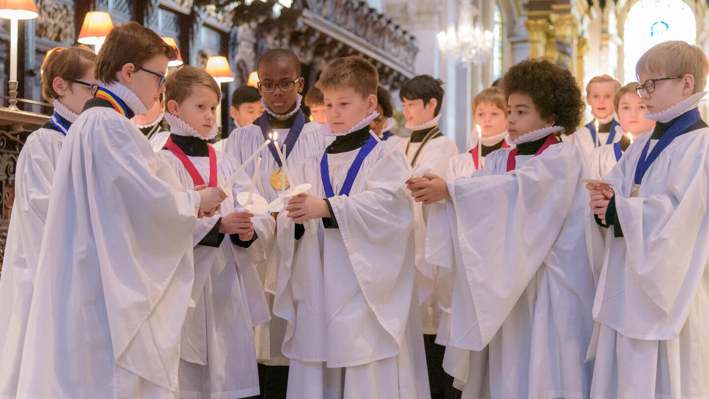 Les choristes de St Paul allumant des bougies à Noël