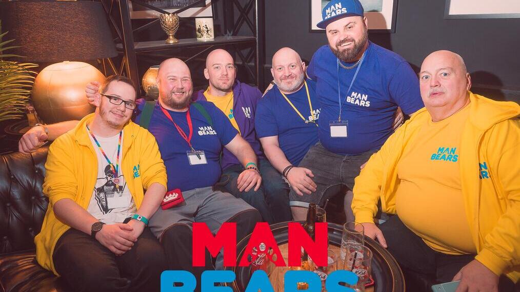 Eine Gruppe von Menschen beim Great British Bear Bash in Manchester