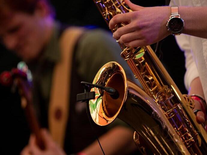 Primer plano de unas manos tocando el saxofón