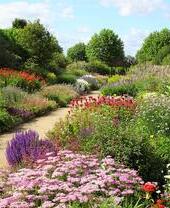 Blumenbeete im Breezy Knees Gardens in York