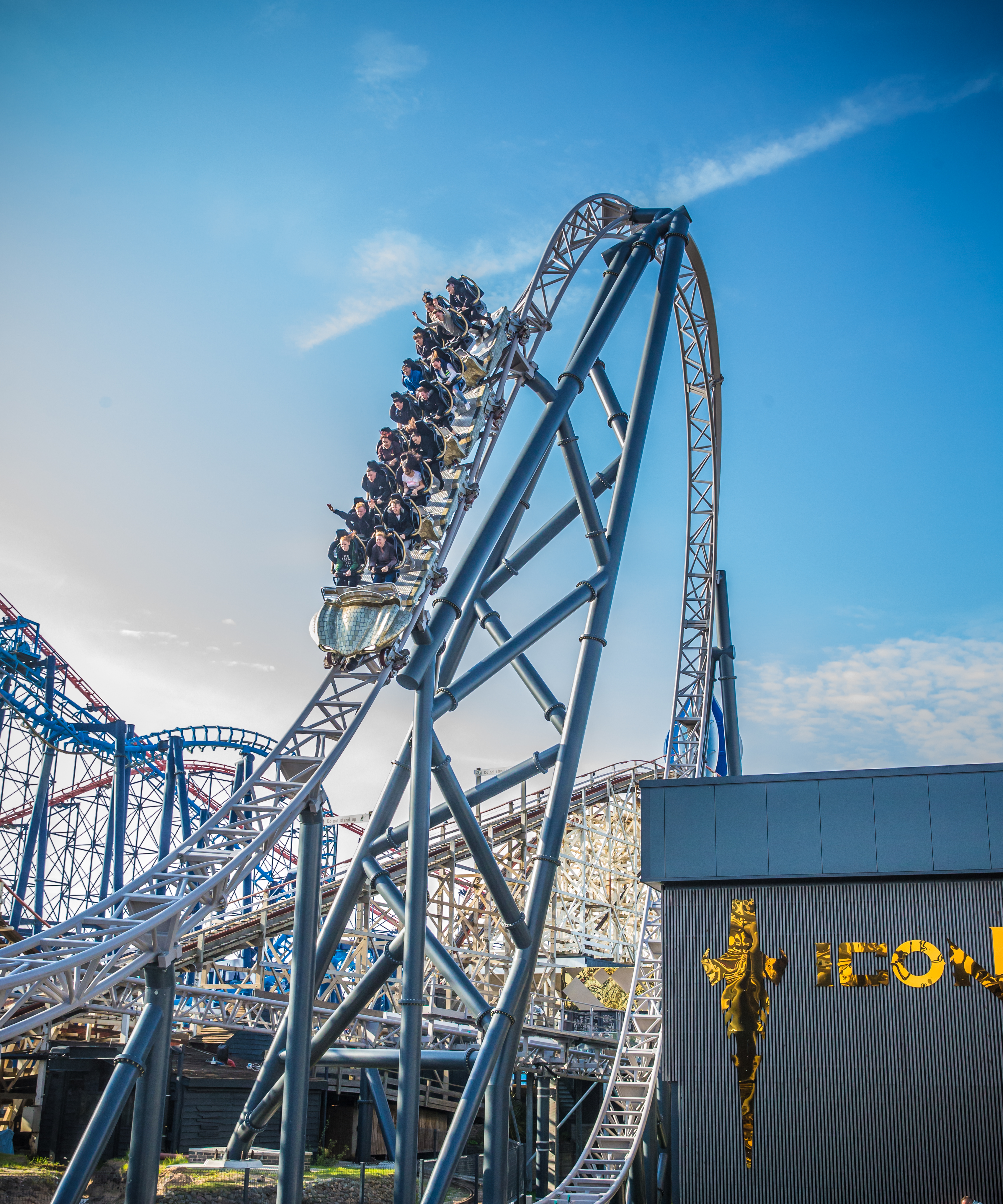 Des personnes faisant un tour sur les montagnes russes Icon à Blackpool Pleasure Beach.
