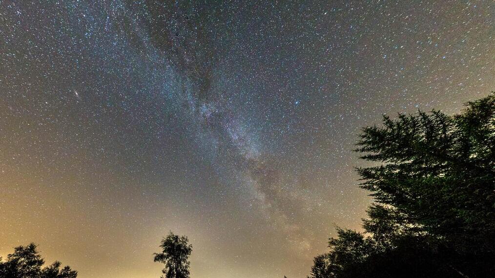Sterne erhellen den Nachthimmel über dem Gisburn Forest in Lancashire