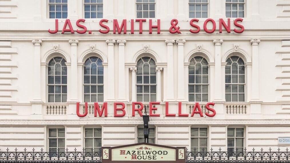 Vista della vetrina del negozio di ombrelli