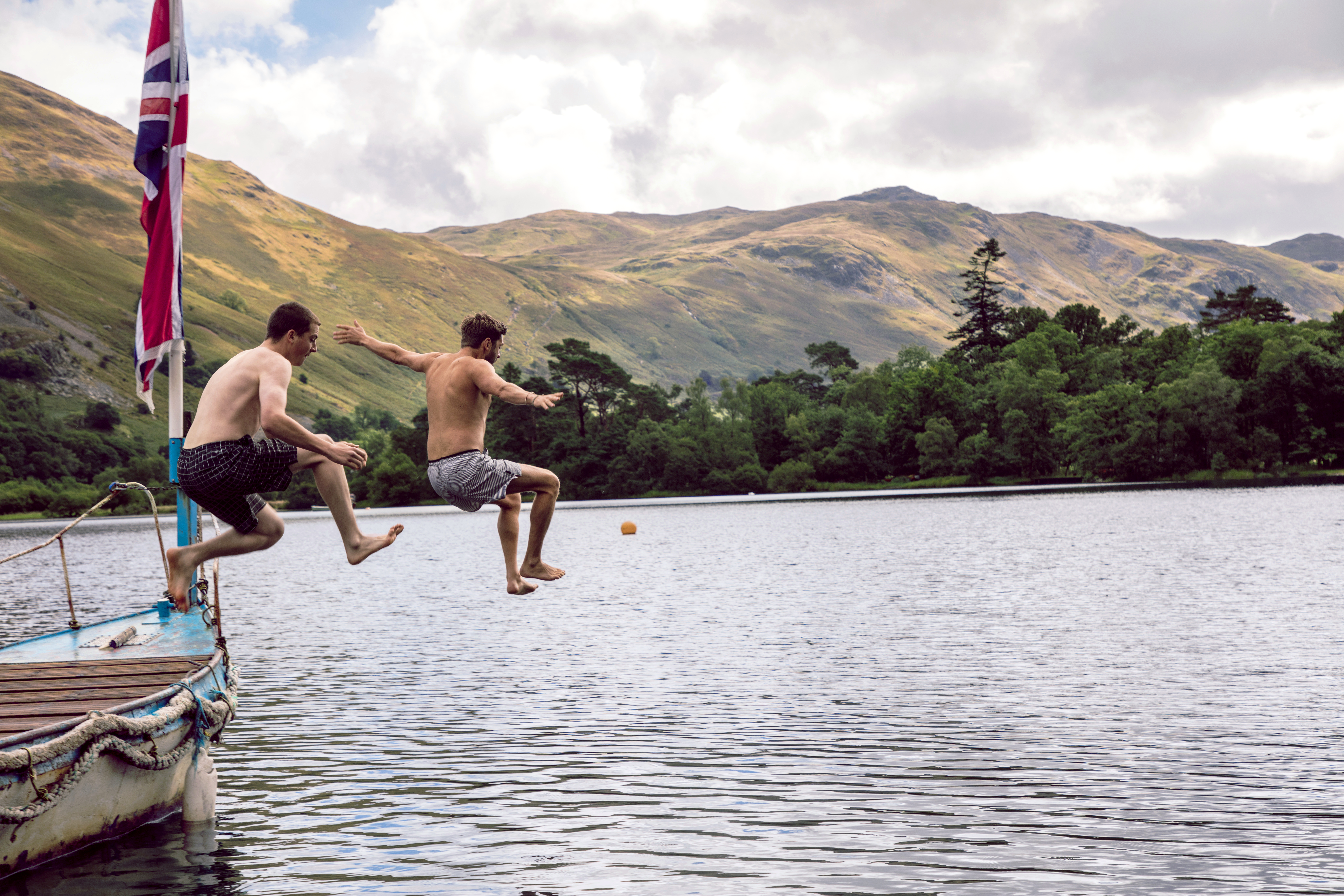 رجلان يقفزان من قارب إلى البحيرة