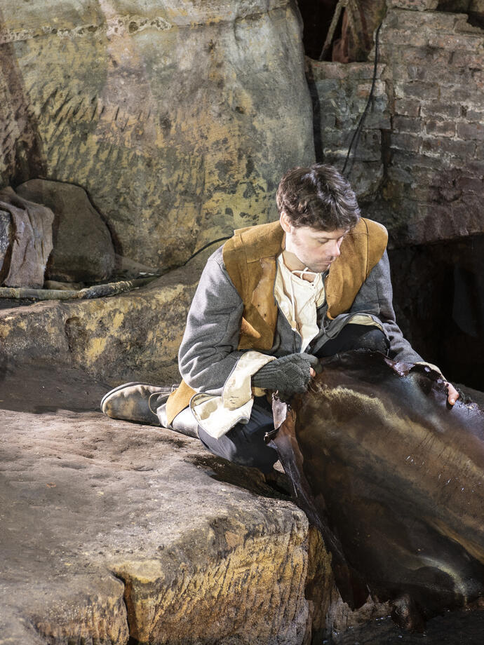 Ein Schauspieler bei einer Aufführung in Nottingham City of Caves.