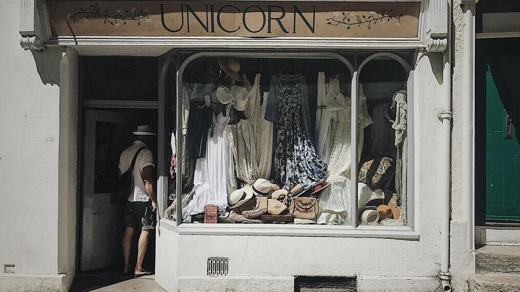 Mann, der einen Vintage-Laden im Boutique-Stil betritt