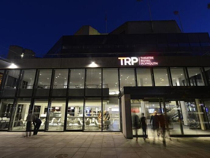 Eine Außenansicht des Theatre Royal Plymouth bei Nacht