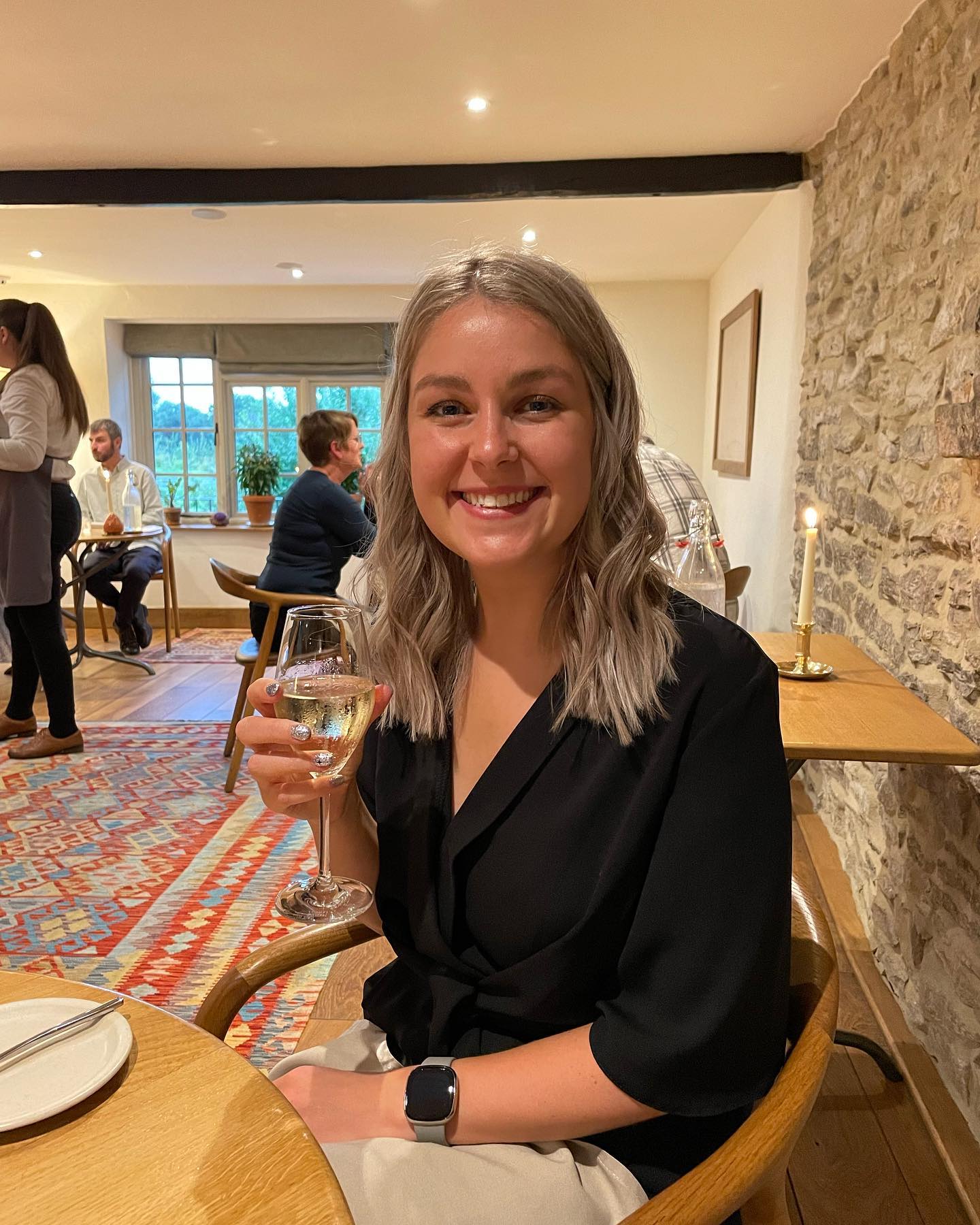 Donna con un bicchiere di vino in mano