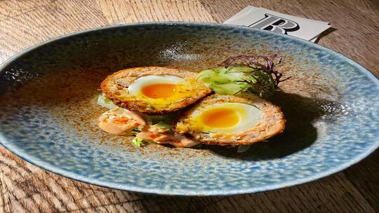 Un plato con huevos escoceses