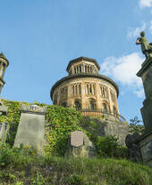 Vieux bâtiment avec des pierres tombales au premier plan