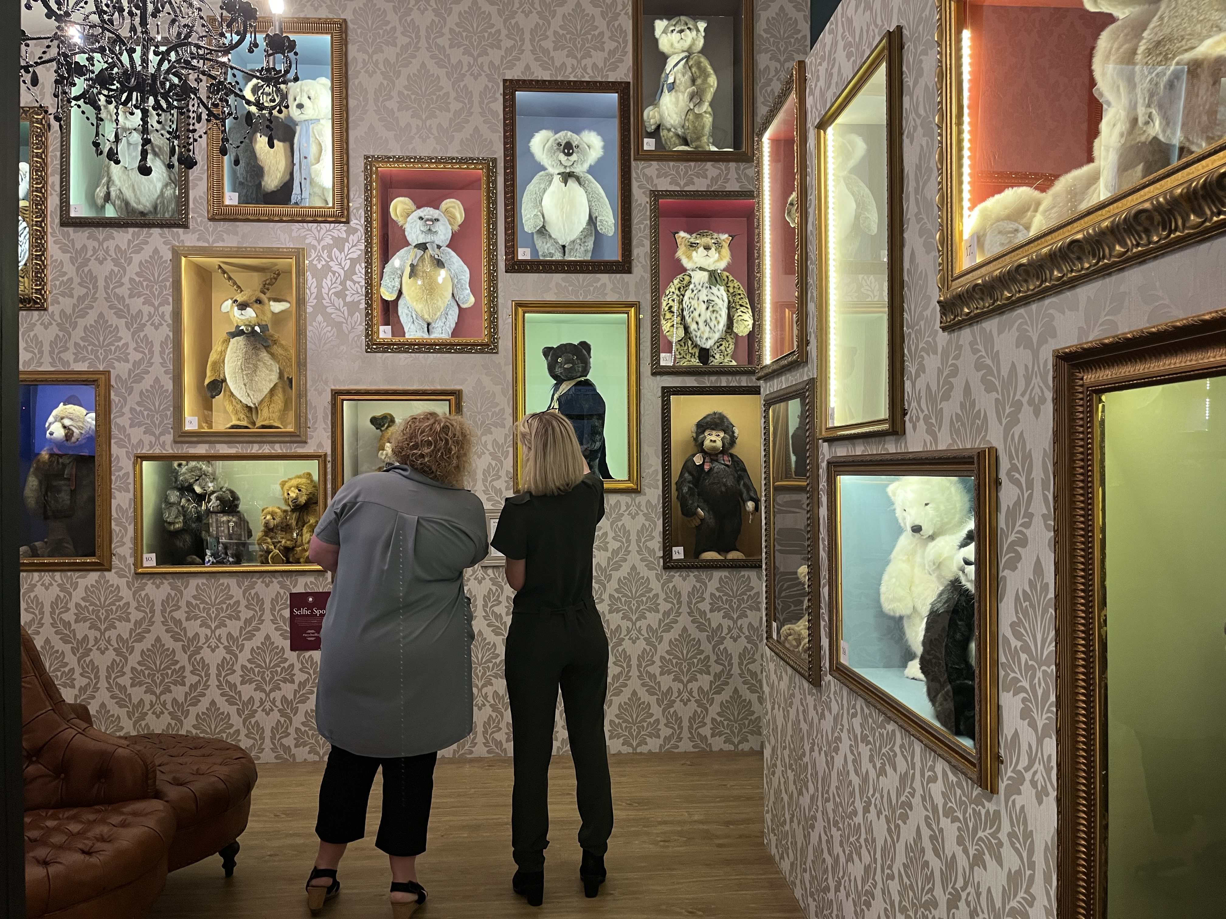 Zwei Frauen betrachten ausgestopfte Bären in der Charlie Bears Gallery and Shop in Cornwall