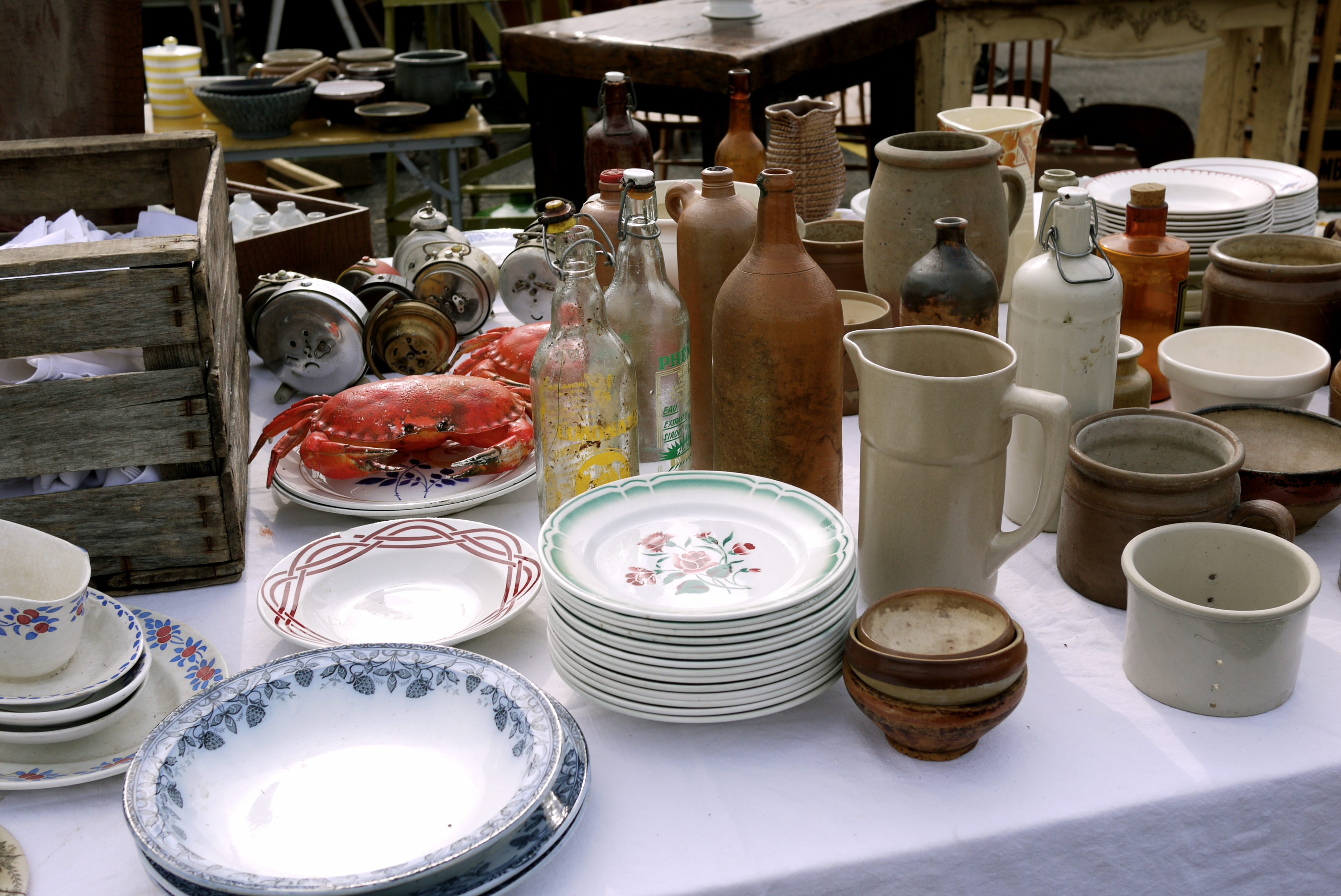 Mesa con objetos antiguos en un mercadillo de antigüedades.