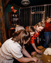 Cinq amis tentent de s'échapper d'une petite salle d'évasion