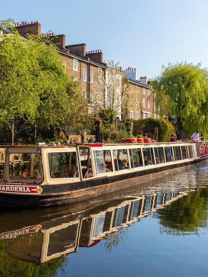 Ein Kanalboot fährt den Regent's Canal im Norden Londons hinunter.