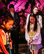 Una familia en un campo de golf de aventura en Cardiff, Gales