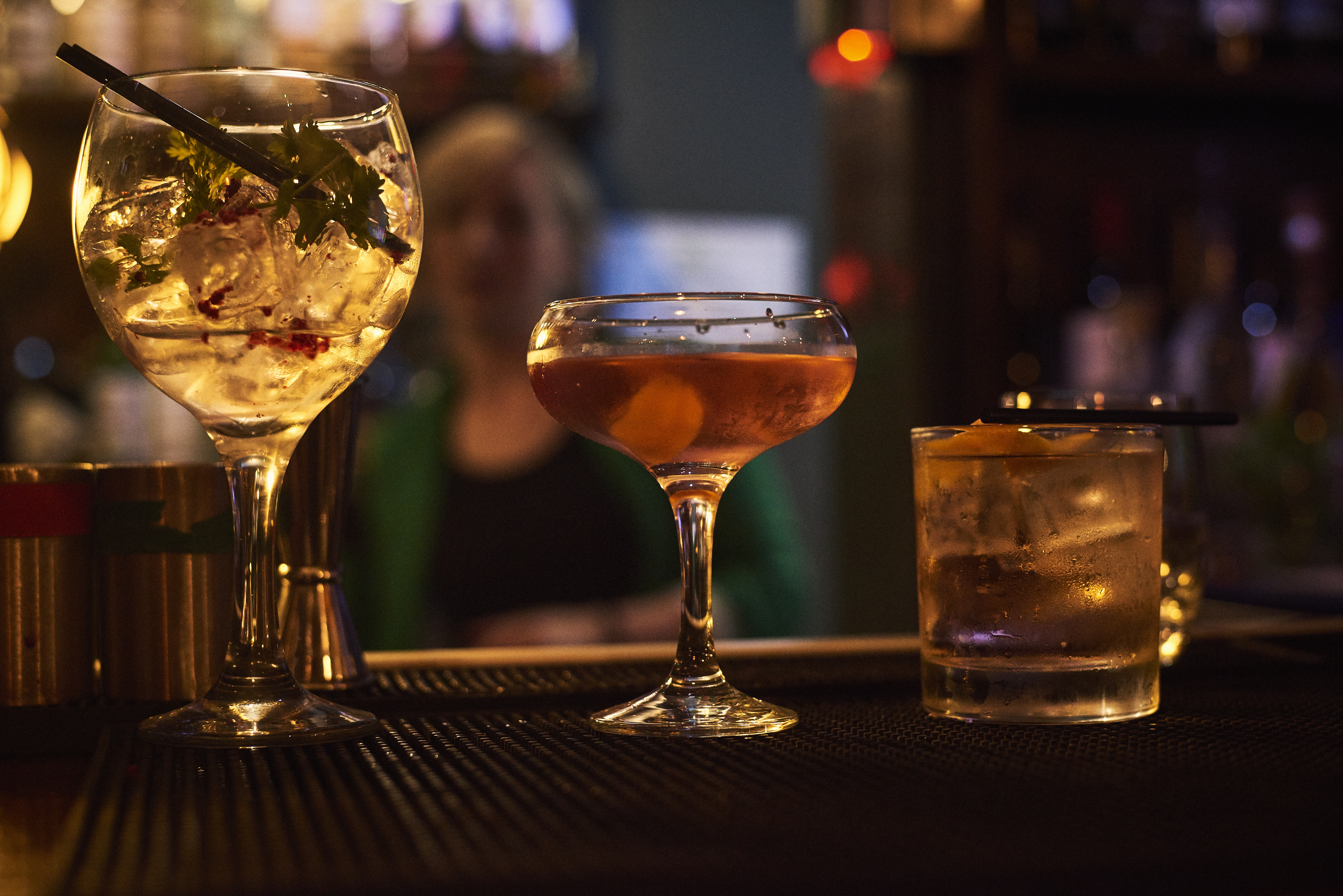 Gros plan sur une sélection de cocktails sur le comptoir d'un bar.