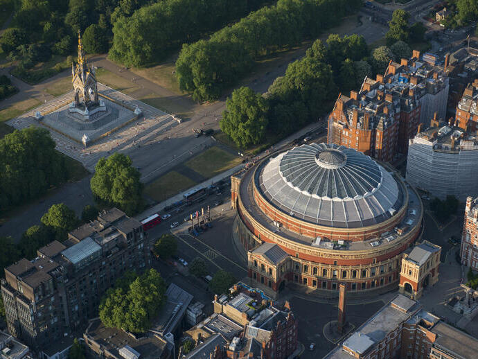 Vista aerea di una sala da concerto e di un monumento commemorativo in un parco di una città