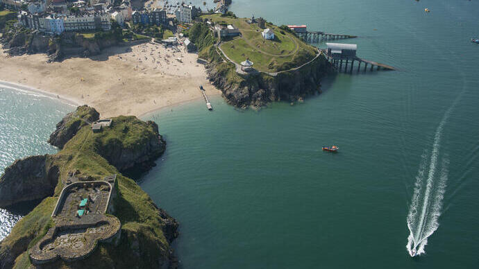 Küste einer Stadt mit Strand und Burg