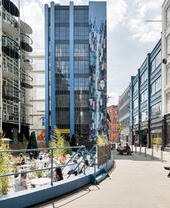 Persone sedute al Digbeth Estate, Birmingham