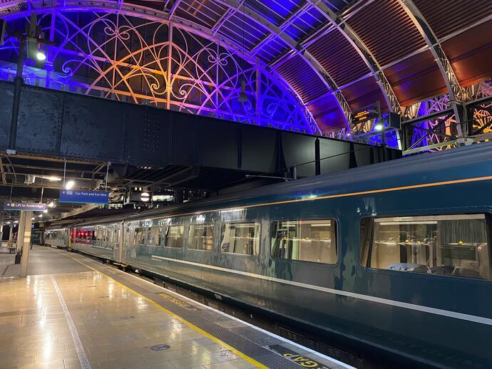 Un tren GWR en una estación de tren