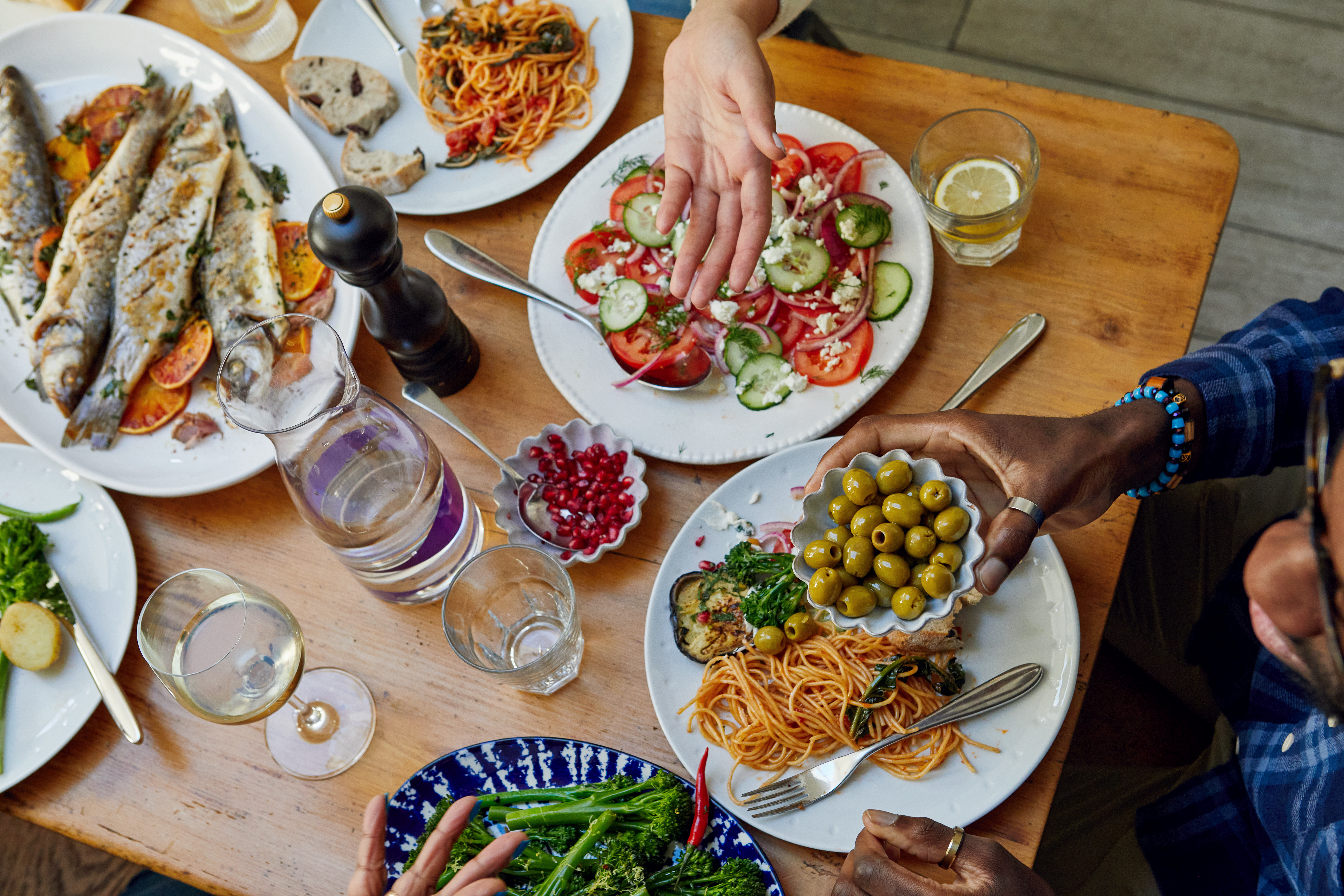 Eine Gruppe von Menschen genießt eine Mahlzeit an einem Tisch