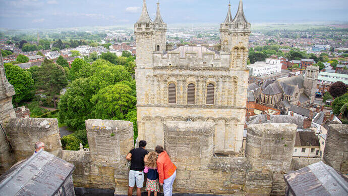 Vista aérea de personas mirando desde una torre en la catedral de Exeter