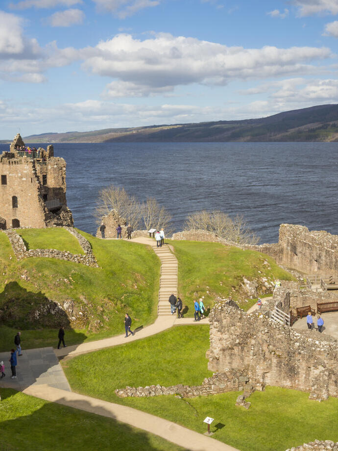 Blick von oben auf Urquhart Castle am Ufer des Loch Ness in Schottland.