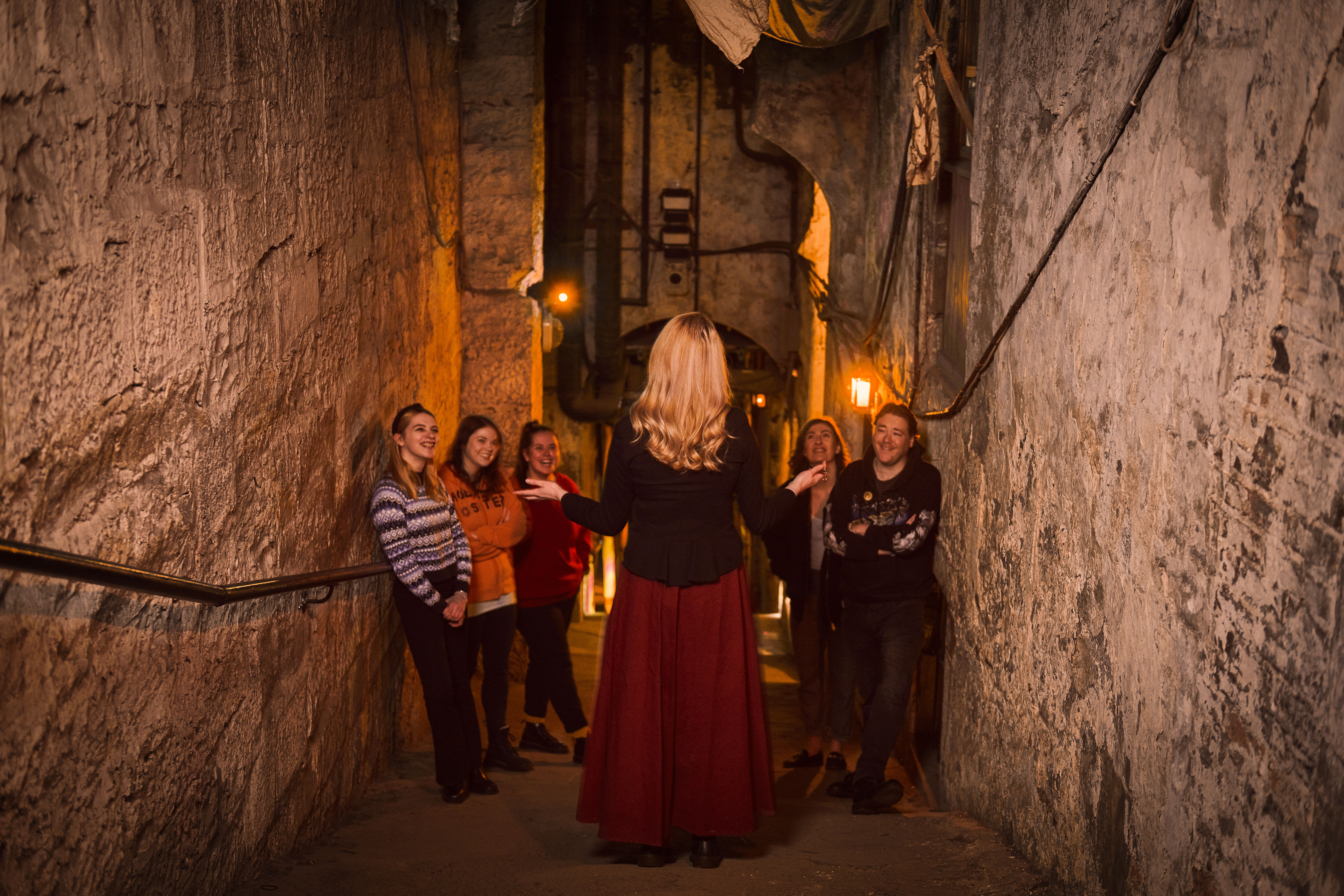 Una guida turistica che conduce un tour attraverso il Real Mary King's Close a Edimburgo, in Scozia