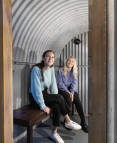 Dos mujeres sentadas en una réplica de refugio en el Imperial War Museum de Londres