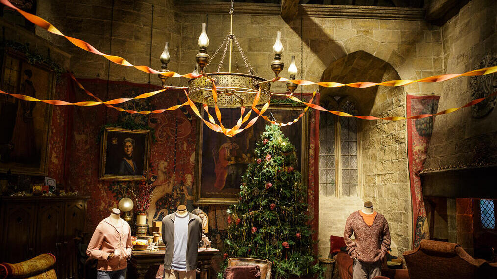 Christmas tree in a common room with casual student clothes on dummies