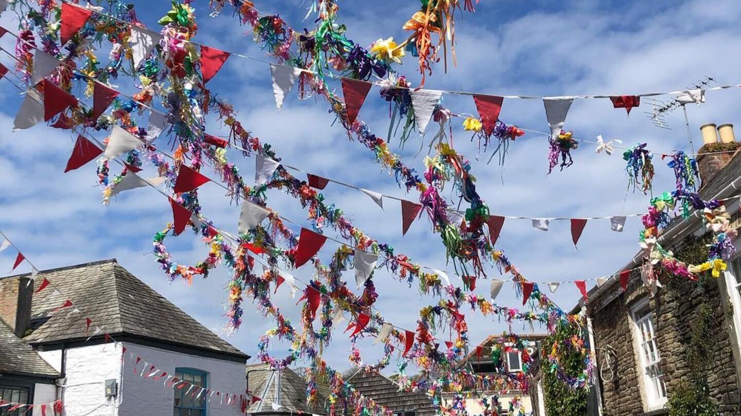 Gente asistiendo al festival «Obby 'Oss» en Padstow, Cornualles