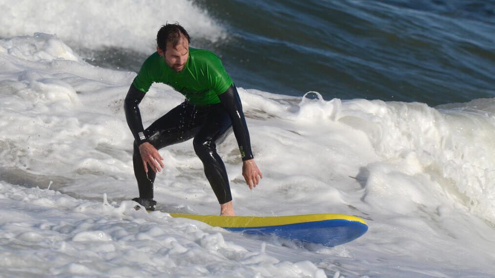 رجل يتزلج على الأمواج في البحر