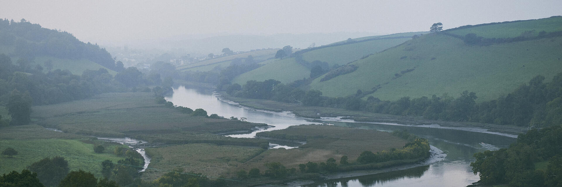 Vue plongeante sur le paysage d'une rivière traversant une vallée.