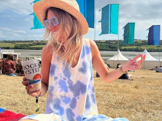 Une femme souriante au Rock Oyster Festival