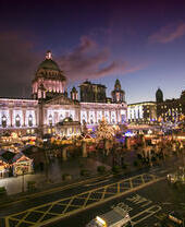 Vista nocturna del mercado navideño en el centro de la ciudad