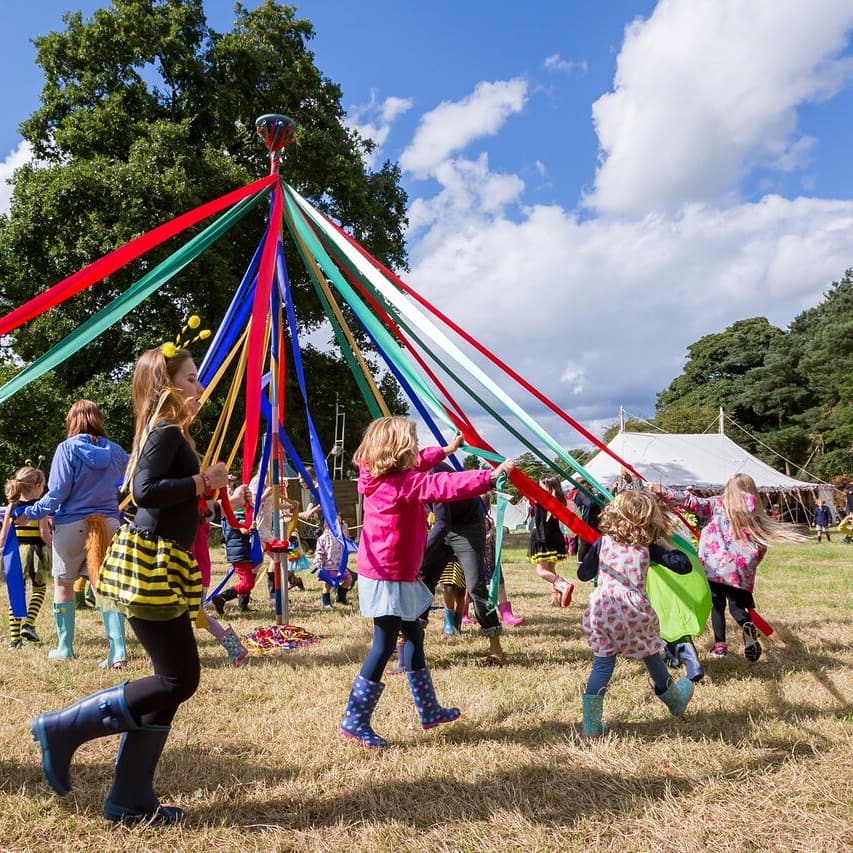 Un groupe d'enfants dansant autour d'un mât de mai au château de Hever