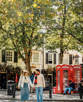 Pareja cruzando una calle cogidos de la mano