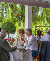Gente comiendo y bebiendo en el Waterside Inn de Windsor