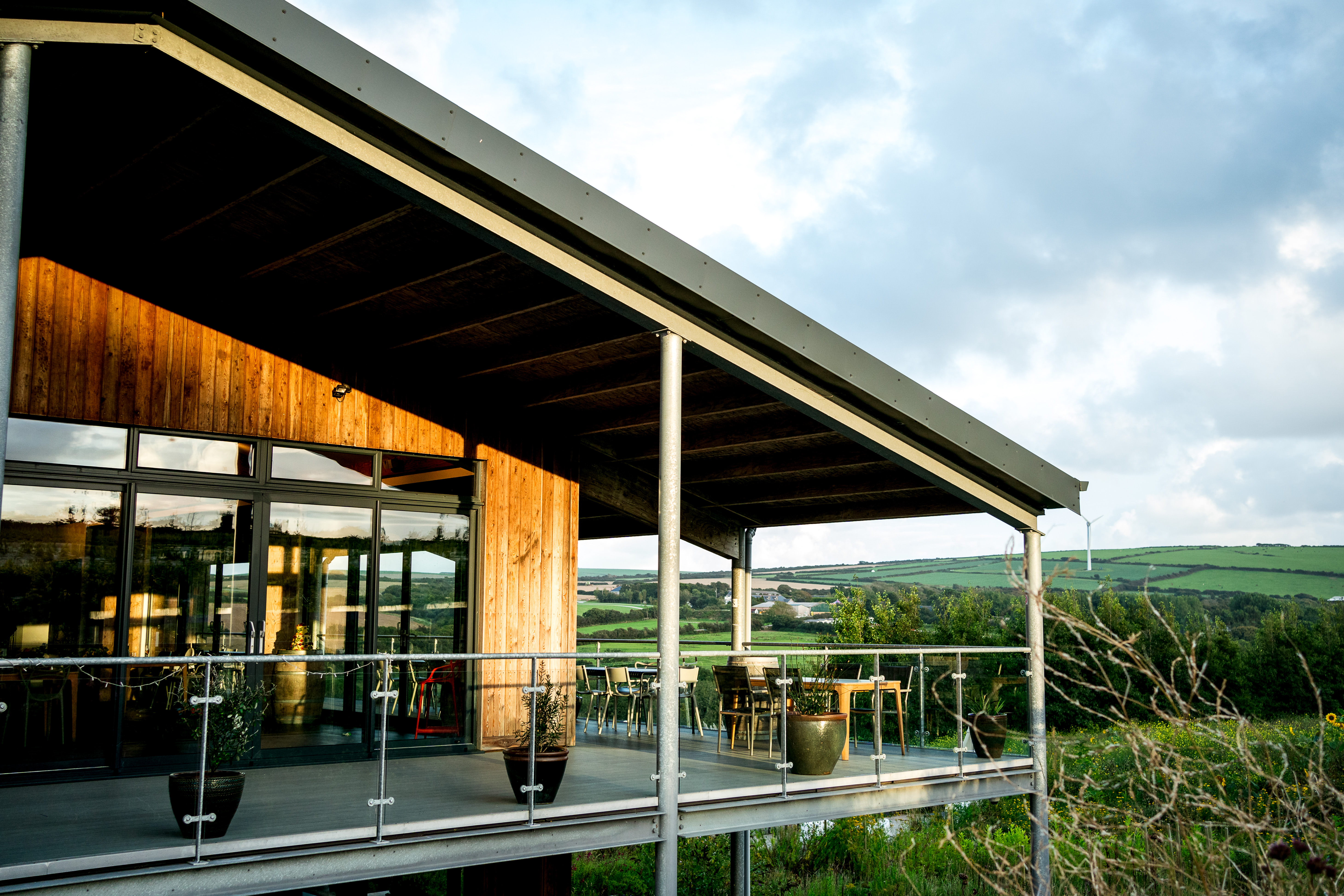 Ein Blick auf den Terrassenbereich von Trevibban Mill in Cornwall