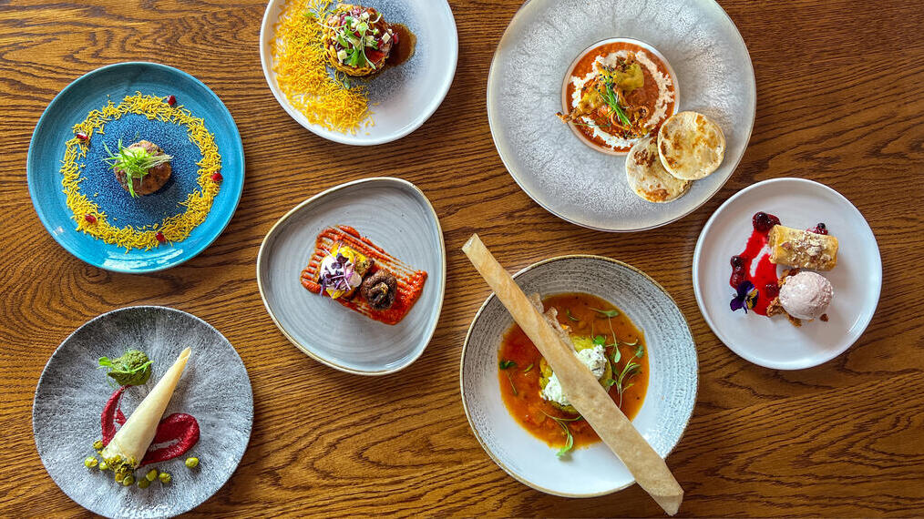 Varios platos servidos en una mesa del restaurante Prashad de Leeds