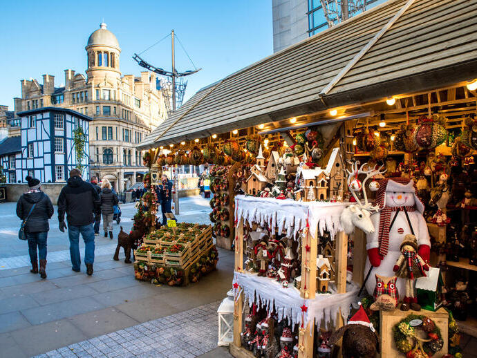 Bancarelle del mercatino di Natale lungo Cathedral Street a Manchester