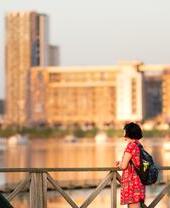 Una mujer contemplando el puerto de Cardiff