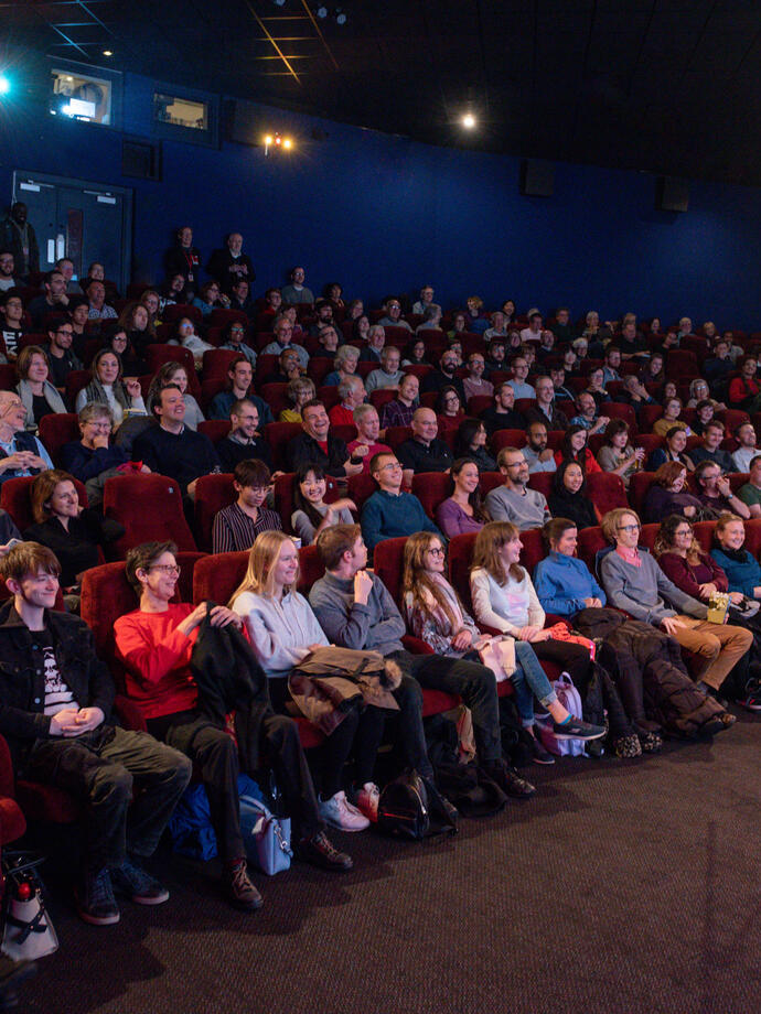 Public assis dans un cinéma