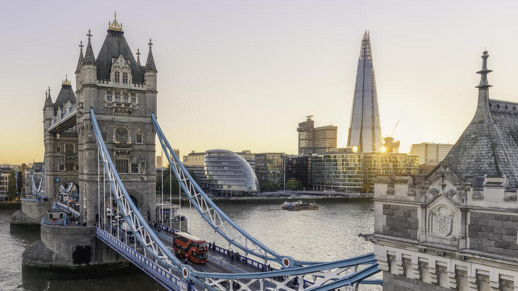 Grand pont sur une rivière avec des bâtiments modernes en arrière-plan