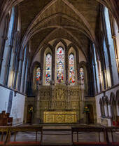 Vue intérieure d'une ancienne cathédrale et de ses vitraux.