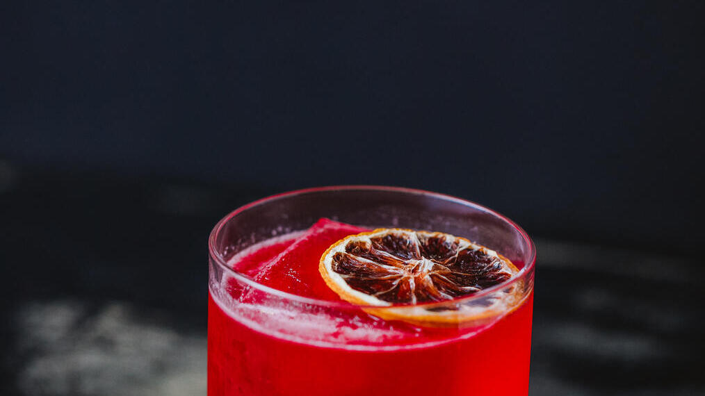 Verre contenant un cocktail rouge