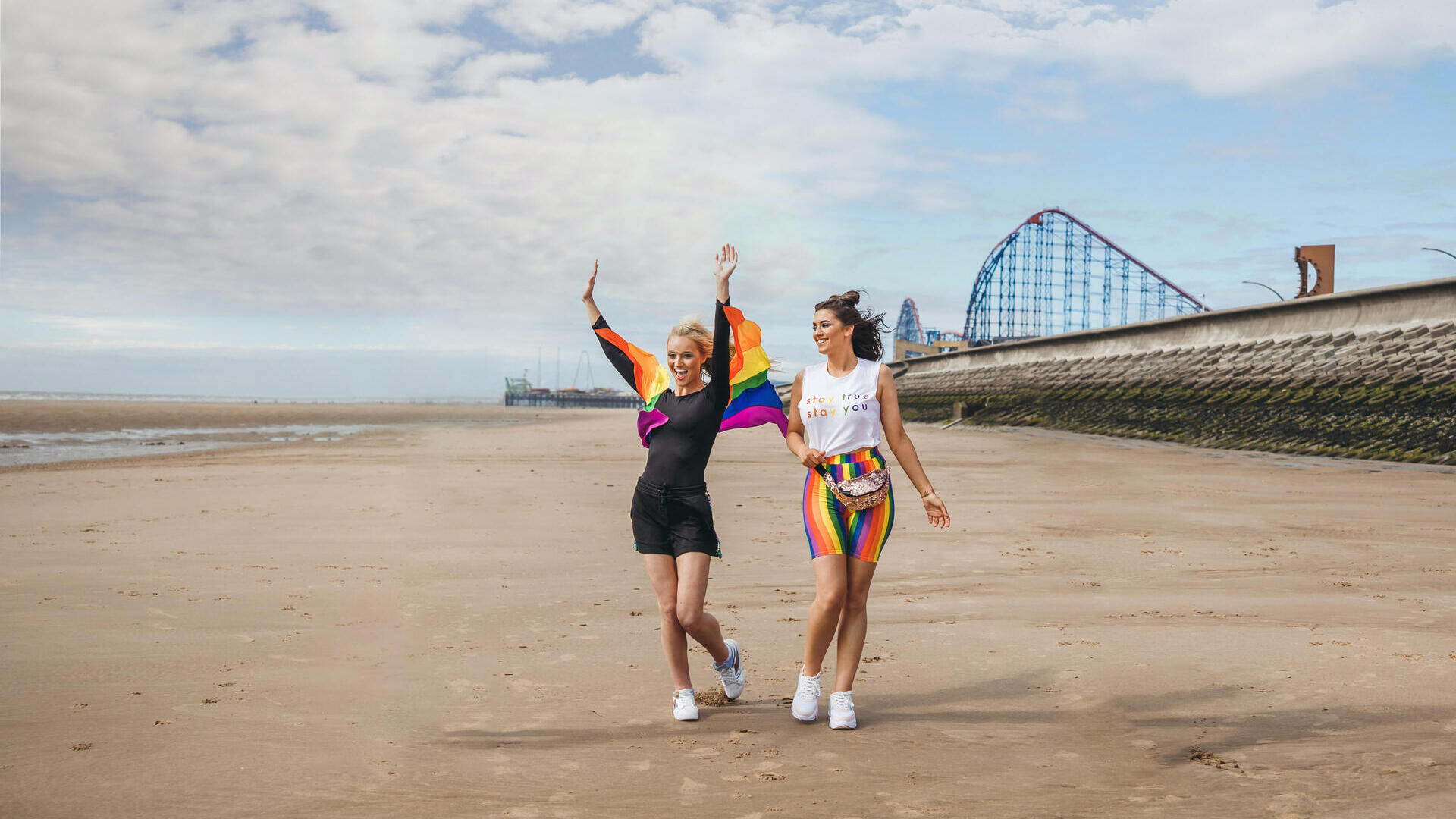 Dos mujeres se divierten en la playa de Blackpool