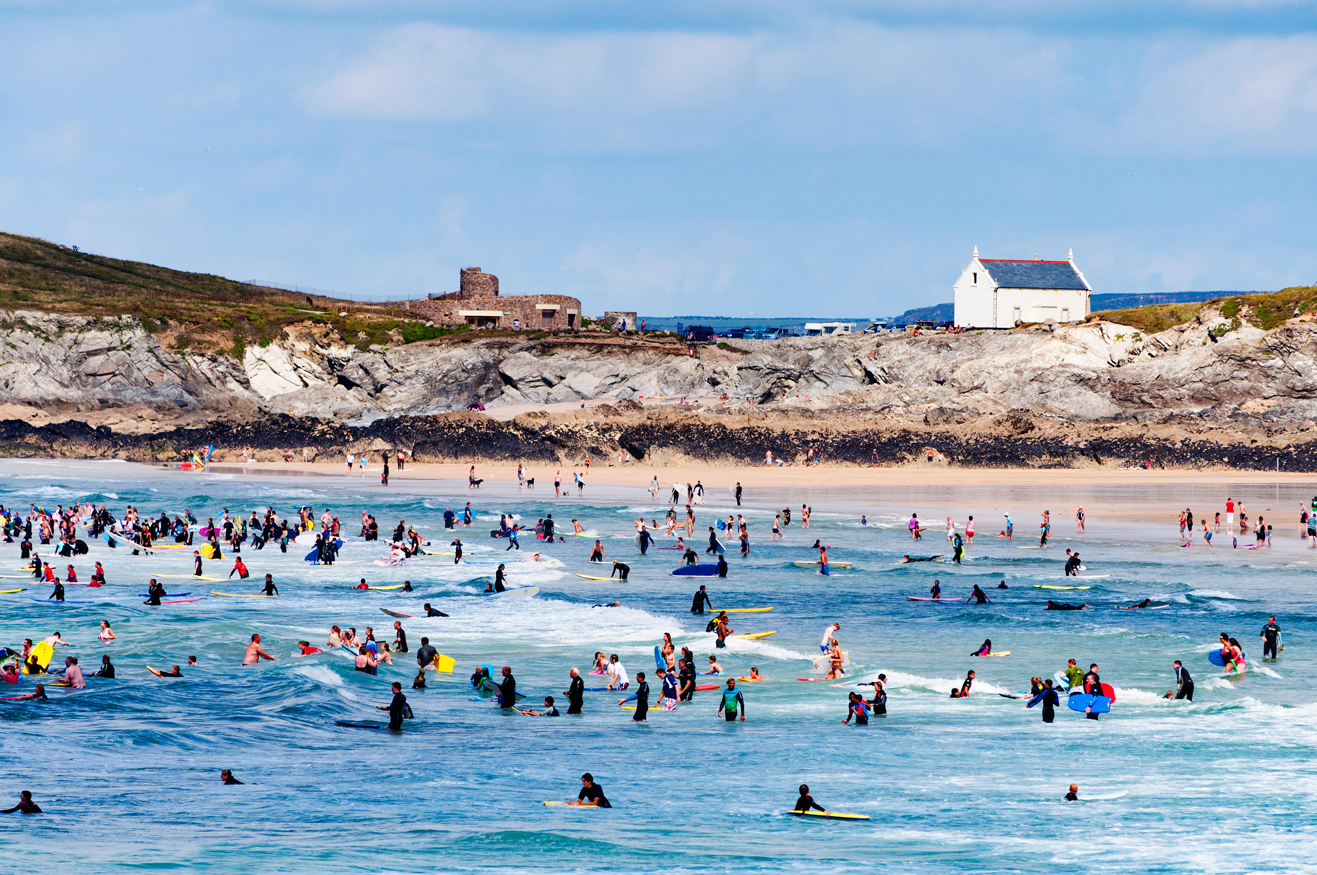 Surfeurs à la plage de Fistral à Newquay, Cornouailles, Angleterre