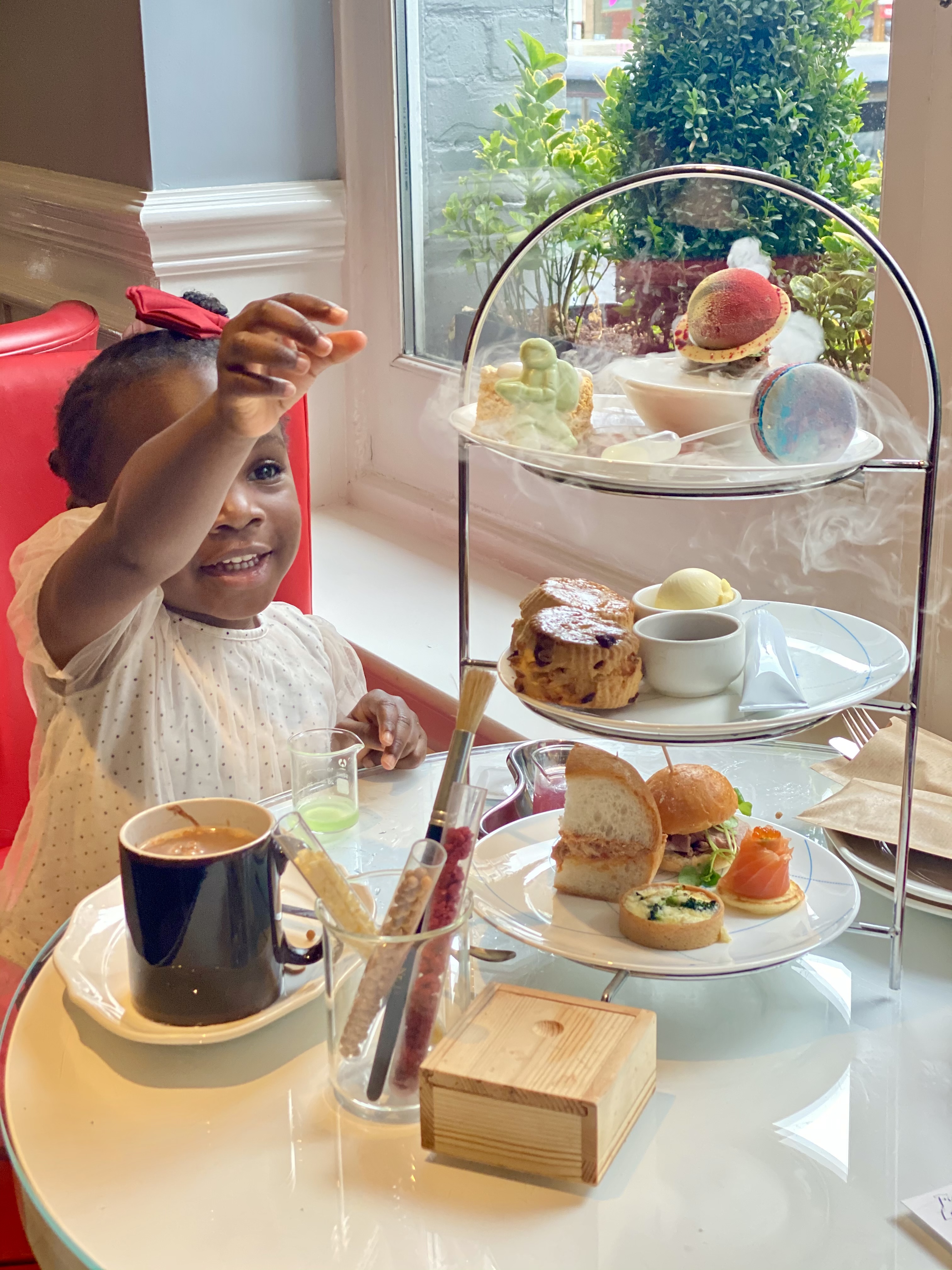 Niño cogiendo un pastel en una merienda en el restaurante de un hotel